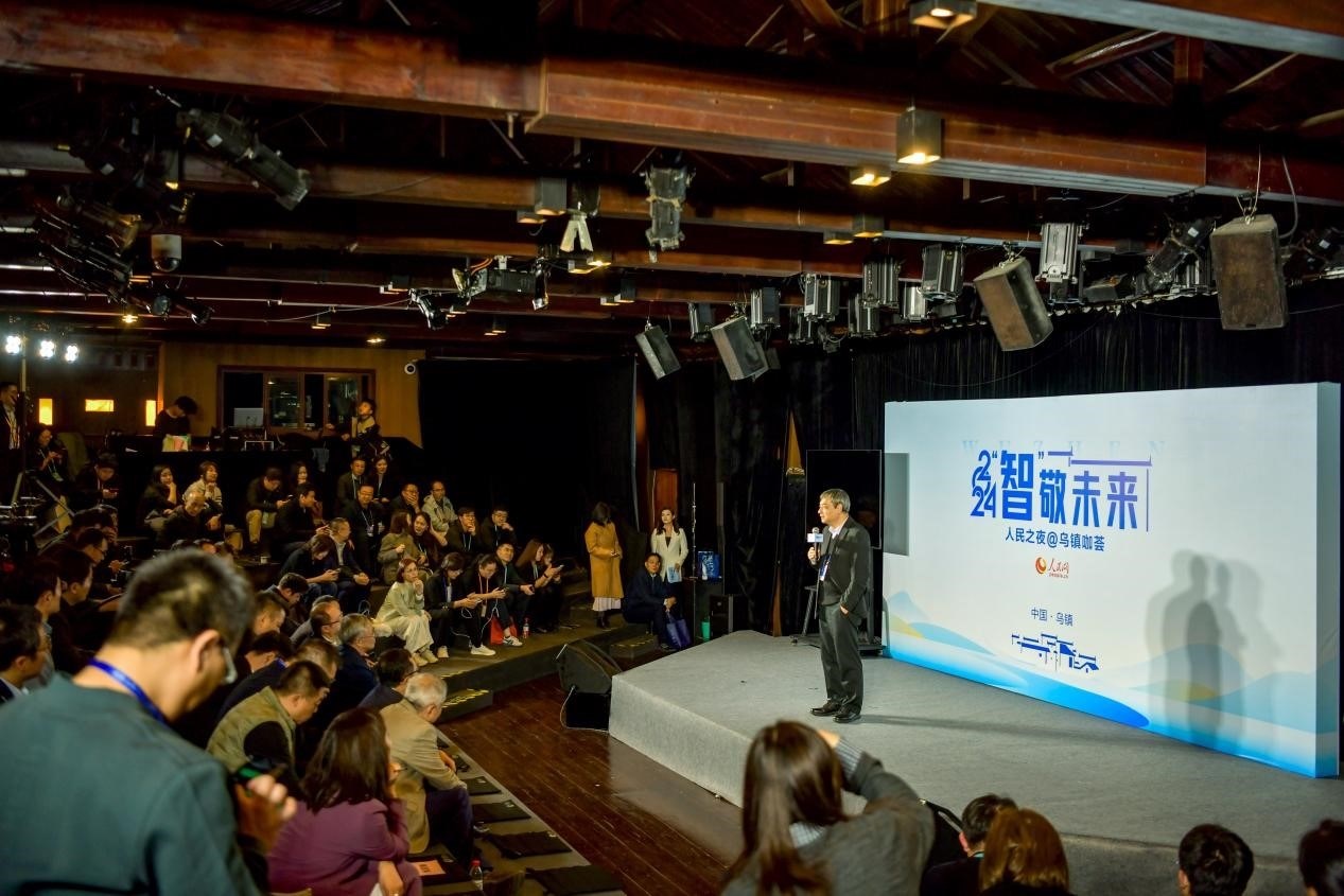 在開場環(huán)節(jié)，清華大學人工智能研究院常務副院長、教授孫茂松發(fā)言分享。人民網(wǎng)記者 任峰濤攝