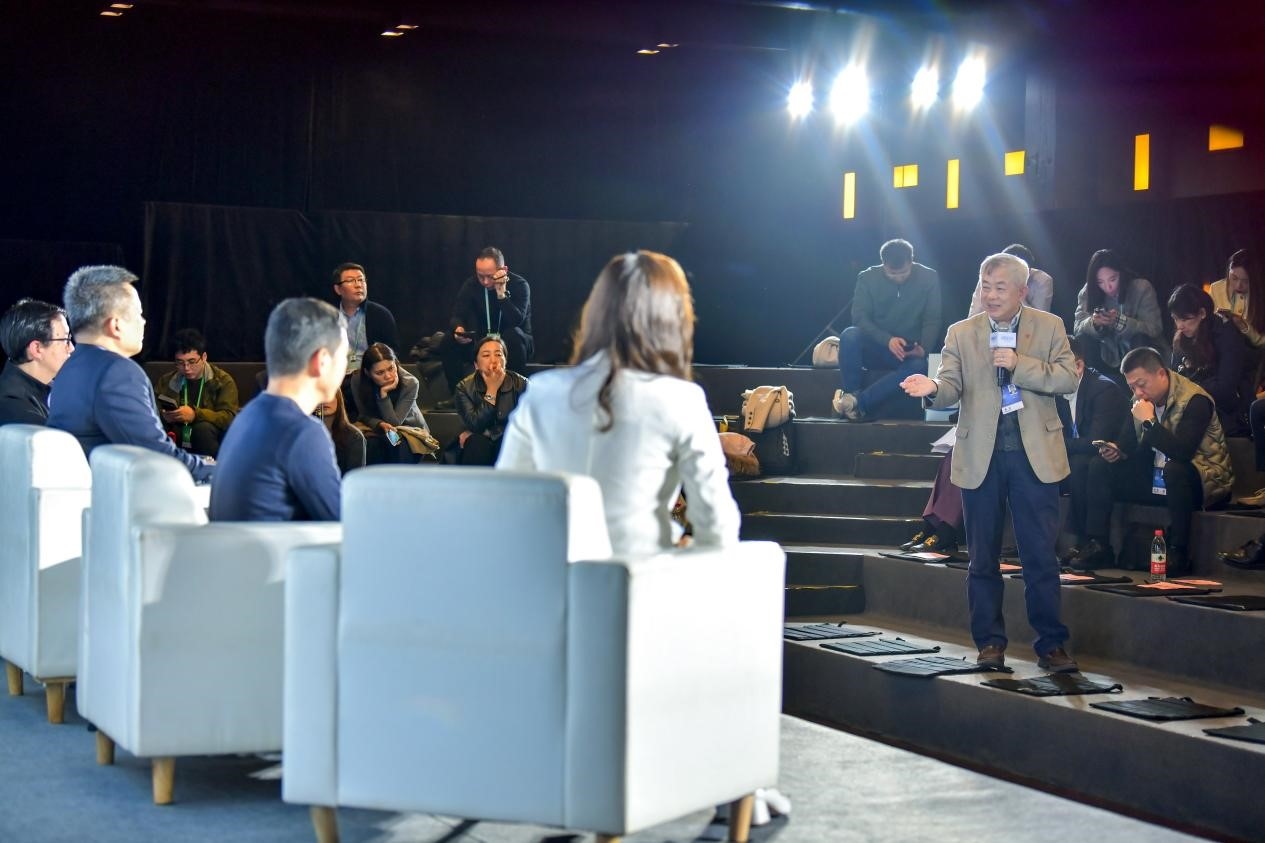 陳長汶教授與對話嘉賓現(xiàn)場互動。人民網(wǎng)記者 任峰濤攝