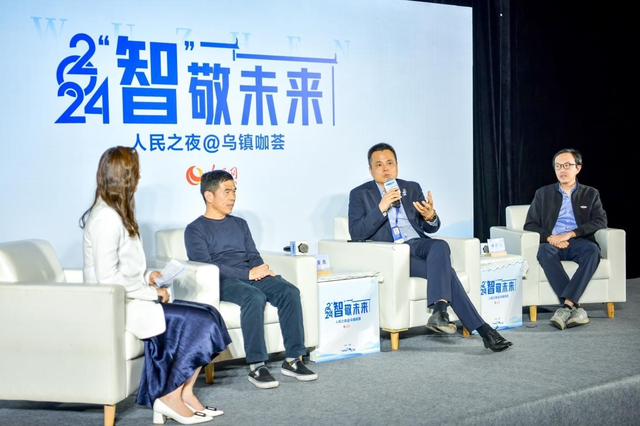 在對話環(huán)節(jié)，之江實驗室高級研究專家潘愛民、伏羲智庫創(chuàng)始人李曉東、麒麟軟件副總經(jīng)理李震寧探討“‘百模大戰(zhàn)’將卷向何方”。人民網(wǎng)記者 任峰濤攝