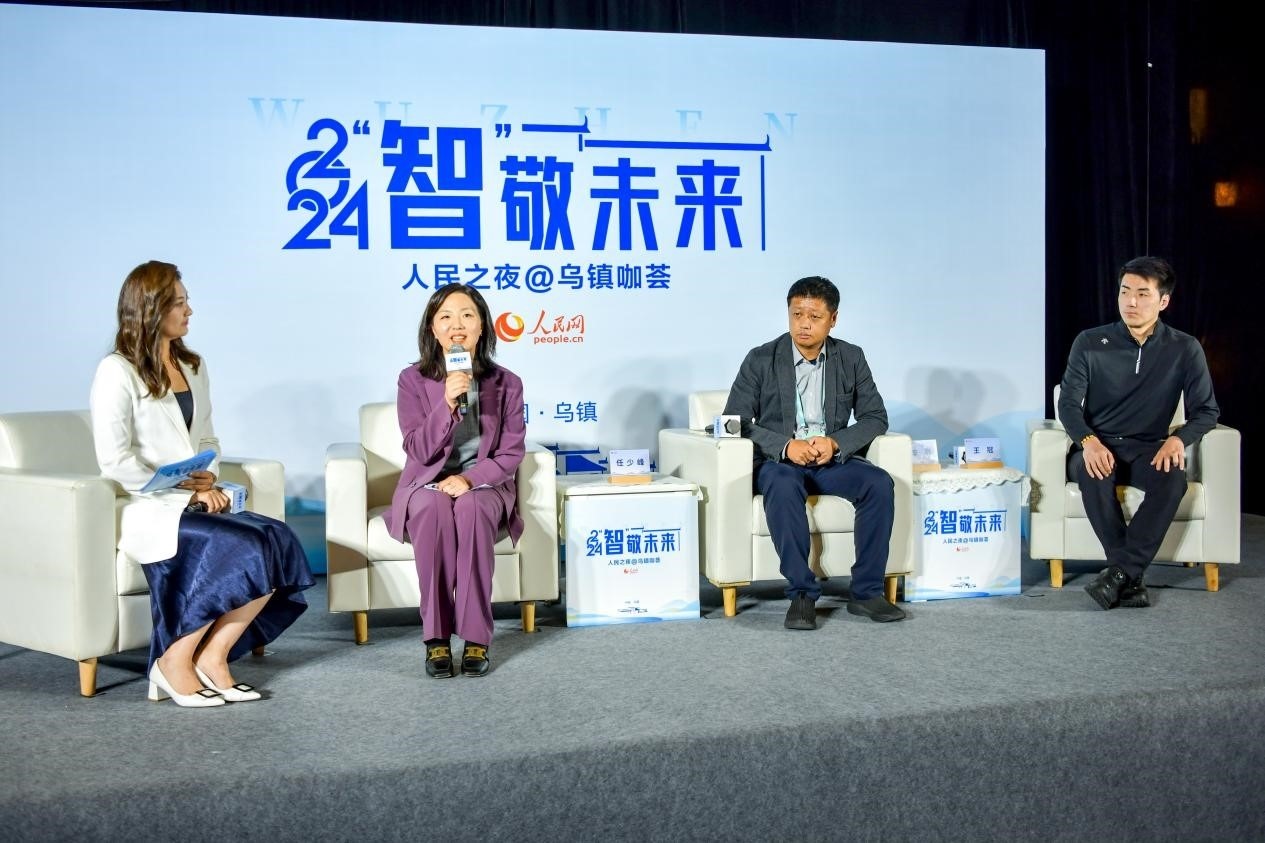 在對話環(huán)節(jié)，趣丸科技總編輯、副總裁任少峰，星云智慧機器人CEO李明，可之教育大模型創(chuàng)始人王冠討論“人工智能如何惠及大眾”。人民網(wǎng)記者 任峰濤攝