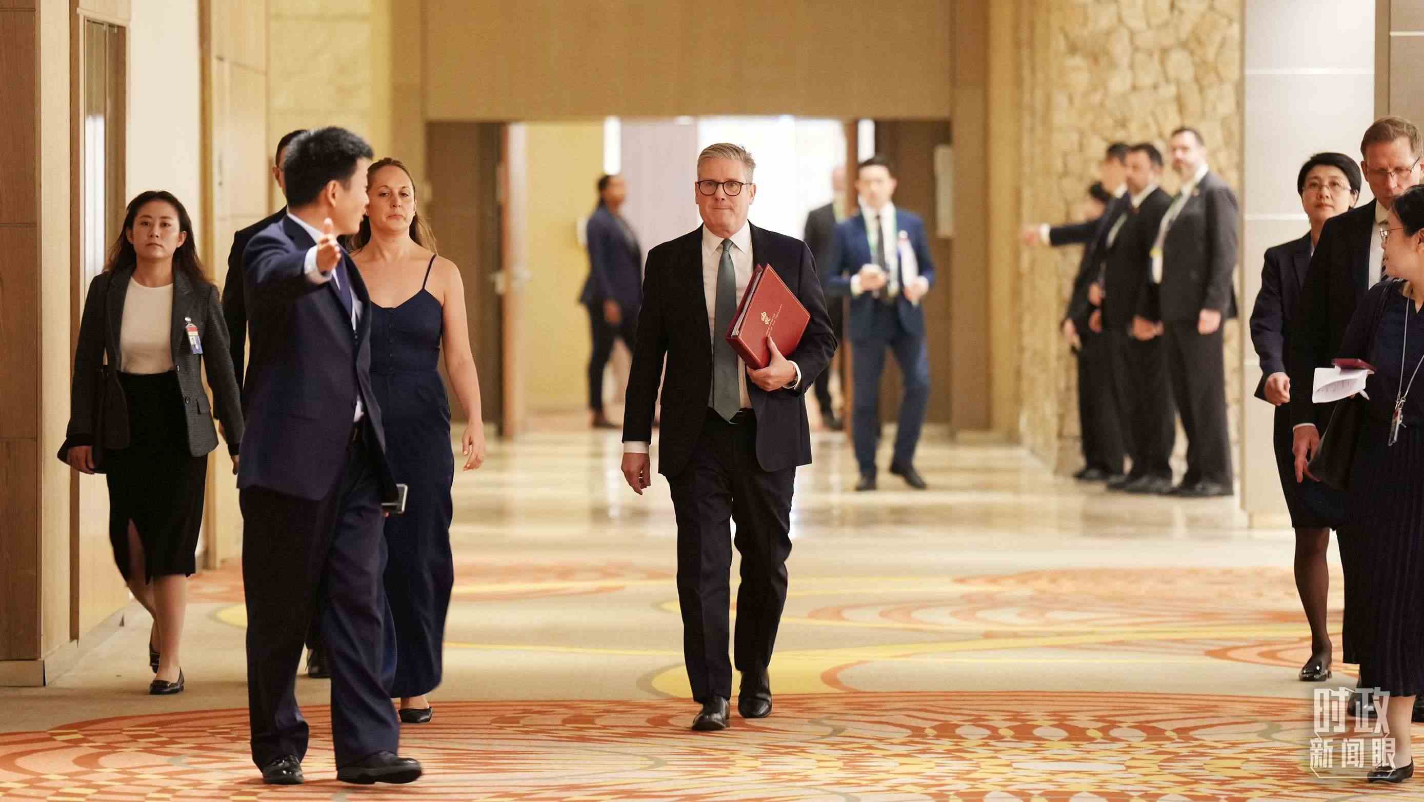 英國(guó)首相斯塔默抵達(dá)會(huì)見現(xiàn)場(chǎng)，這是他首次同習(xí)主席面對(duì)面交流。