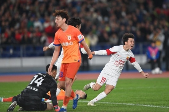 11月23日，上海海港隊(duì)球員王振澳（右）慶祝進(jìn)球。新華社記者 黃宗治 攝