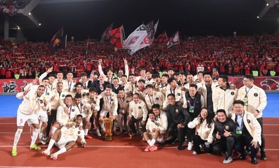 11月23日，上海海港隊(duì)成員在頒獎(jiǎng)儀式后與球迷合影。新華社記者 黃宗治 攝