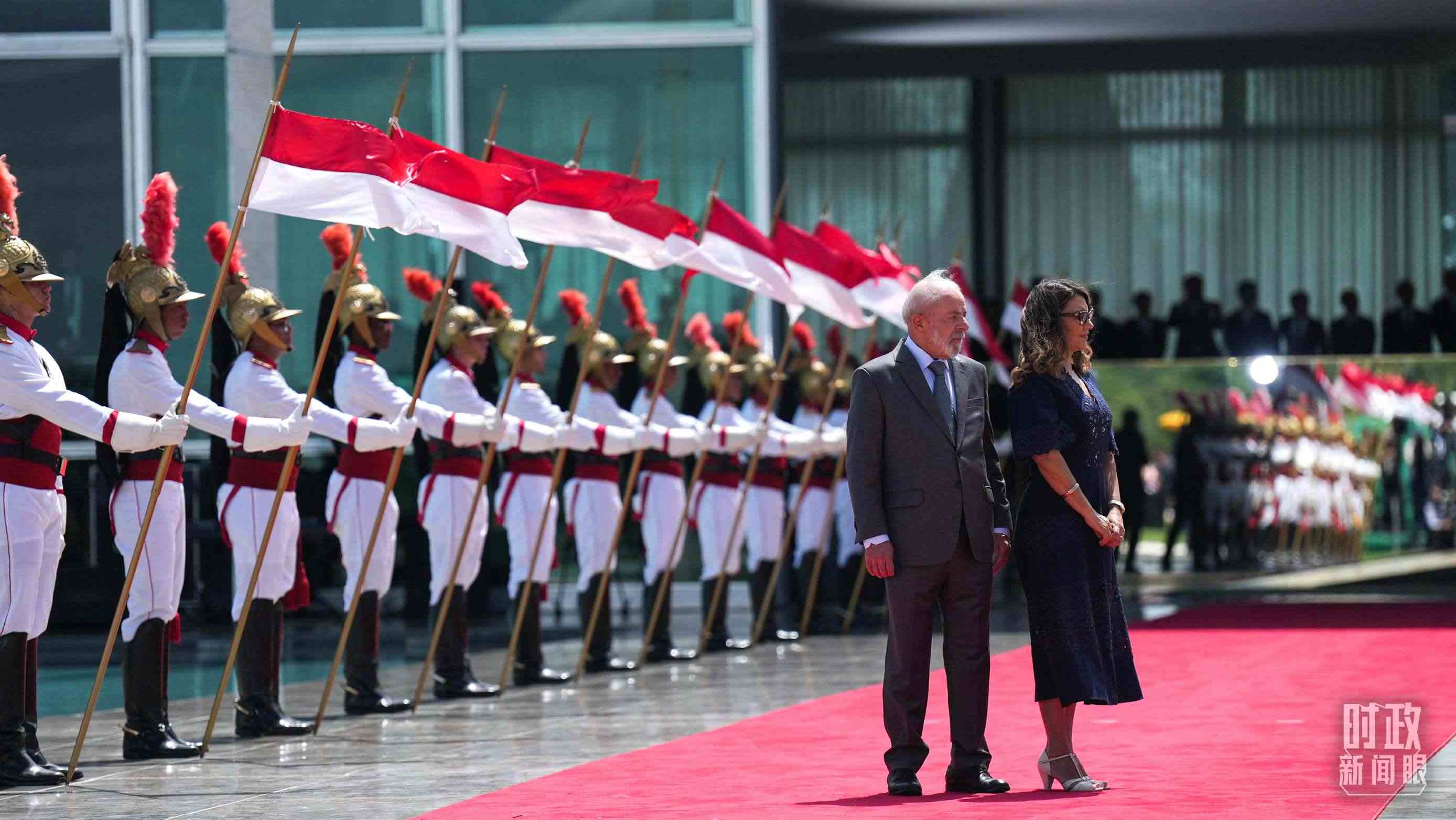 巴西總統(tǒng)盧拉和夫人羅桑等候習(xí)主席到來。