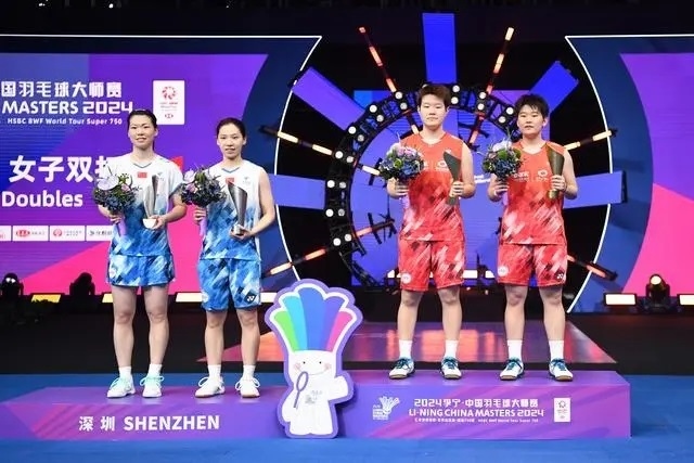 11月24日，劉圣書（右二）/譚寧（右一）與李怡婧/羅徐敏（左一）在頒獎臺上合影。新華社記者 梁旭攝