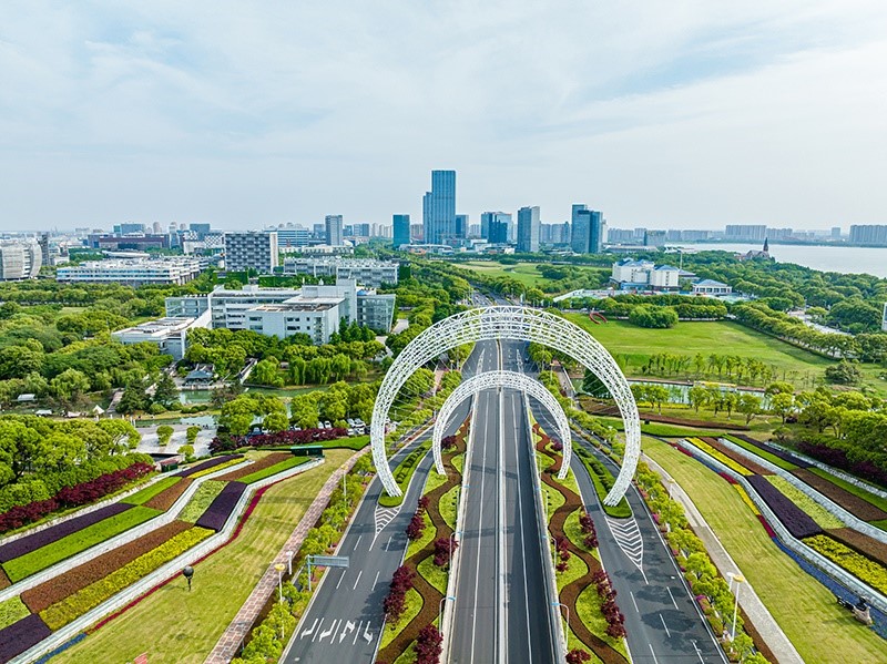 圖為蘇州工業(yè)園區(qū)星湖街鋼結(jié)構(gòu)雕塑。