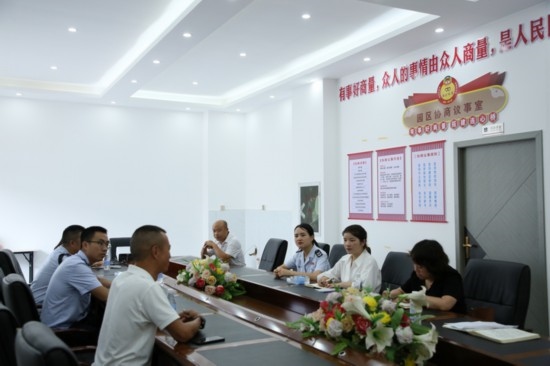 榕江縣稅務局在園區(qū)協(xié)商議事室協(xié)調(diào)解決企業(yè)訴求。黔東南州稅務局供圖