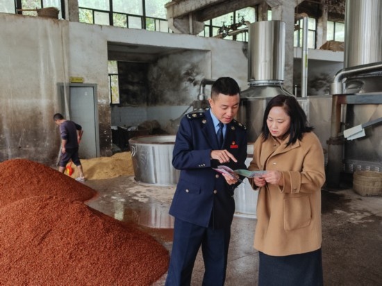鎮(zhèn)遠縣稅務局在酒企宣傳調(diào)研。黔東南州稅務局供圖