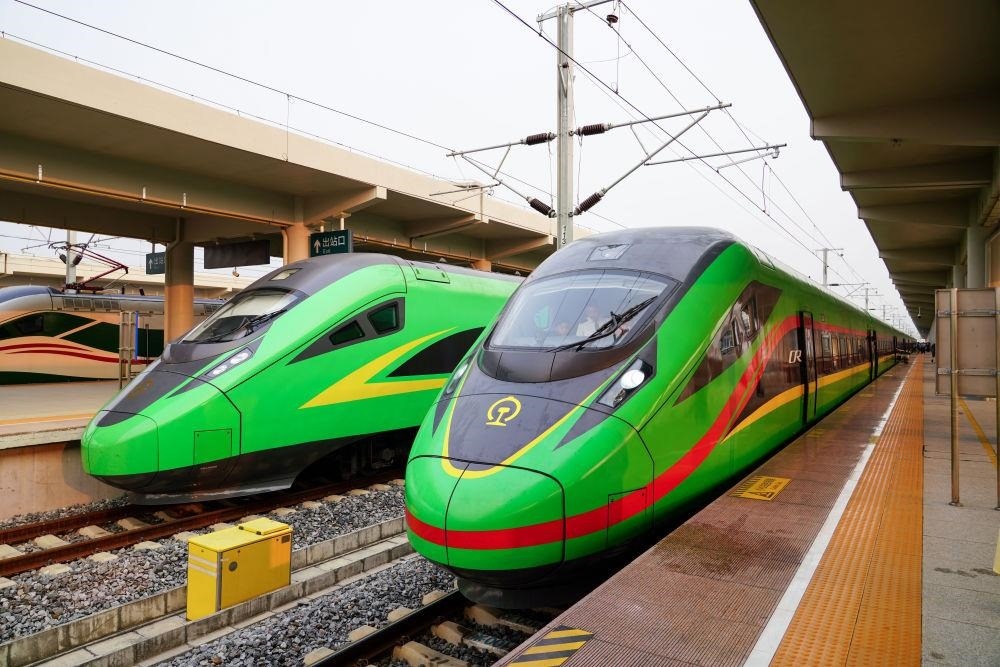 截至2024年7月5日，中老鐵路國(guó)際旅客列車(chē)?yán)塾?jì)開(kāi)行滿1000列，極大地便利了沿線民眾出行。