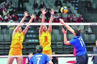 11月27日，山東隊(duì)球員李晨瑄（中）、李美君（左）在比賽中攔網(wǎng)。新華社發(fā)