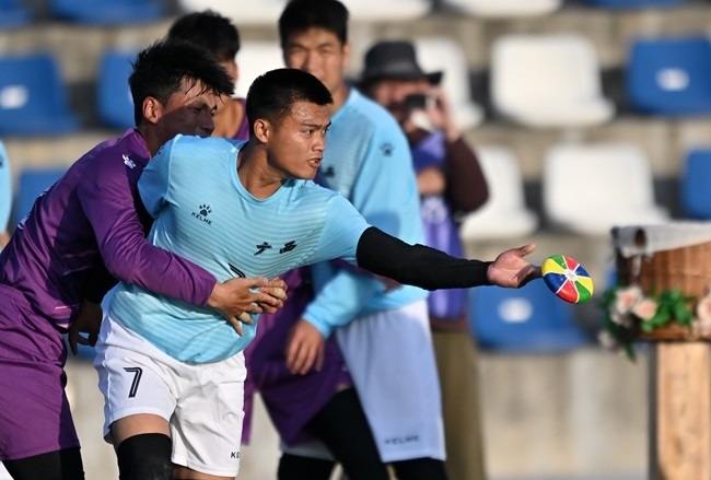 11月28日，花炮半決賽，廣西隊(duì)與海南隊(duì)展開激烈角逐。新華社記者 郭程攝