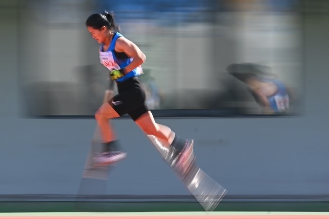 11月28日，海南隊(duì)選手吳明芬在高腳競(jìng)速比賽中。新華社記者 杜子璇攝