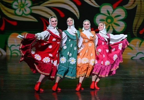 6月22日，2024-2025“中俄文化年”海南島歡樂節(jié)俄羅斯藝術(shù)團(tuán)體巡演在?？谑信e行。新華社記者郭程攝