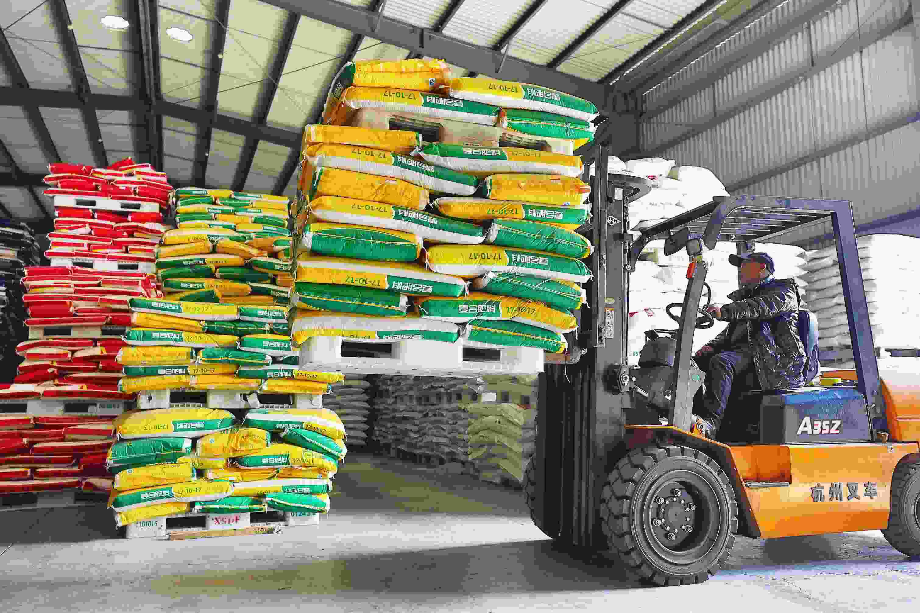 2023年2月15日，在浙江義烏供銷(xiāo)聯(lián)社的農(nóng)資貯存?zhèn)}庫(kù)，工作人員正在調(diào)運(yùn)復(fù)合肥料等農(nóng)資。