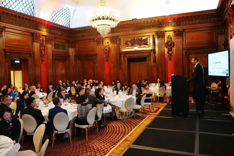 中英各界代表歡聚一堂展望2025新航程。吳若鳴攝