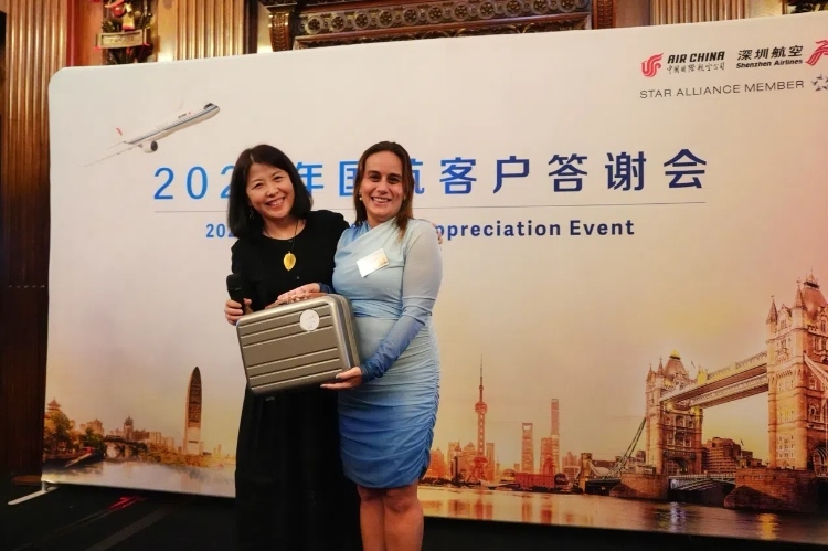 獲獎(jiǎng)嘉賓上臺(tái)領(lǐng)取精美獎(jiǎng)品。吳若鳴攝