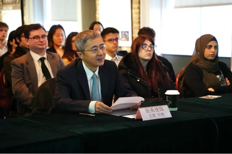 中國駐英國大使館公使王起發(fā)表講話。吳若鳴攝