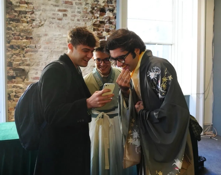 英國學(xué)生感受漢服魅力。吳若鳴攝