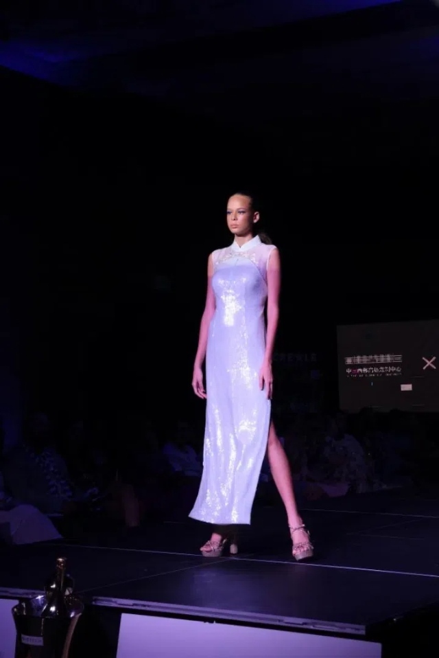 模特展示新中式禮服。顏李芳攝