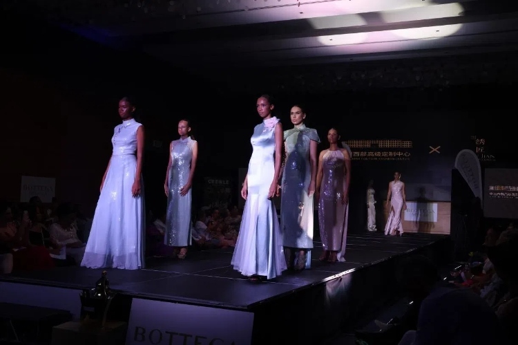 模特展示新中式禮服。顏李芳攝