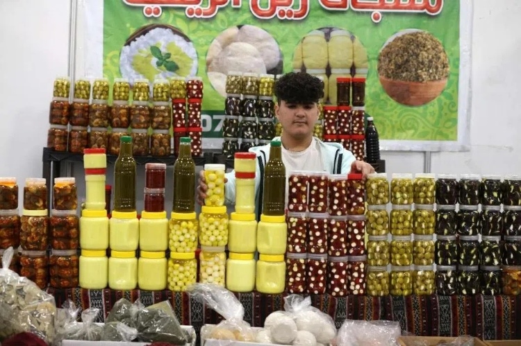 一名展商在展示各式各樣的橄欖制品。納達(dá)爾·達(dá)烏德攝