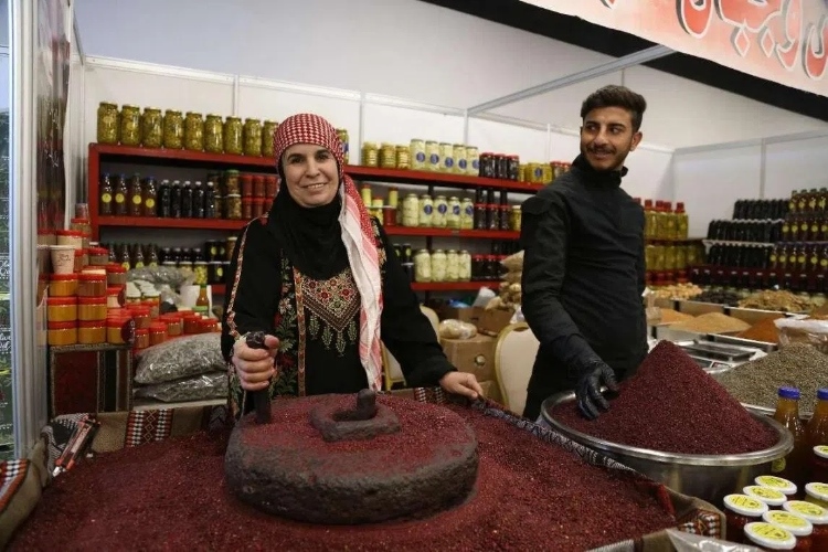 制作辣椒末的當(dāng)?shù)貗D女。納達(dá)爾·達(dá)烏德攝