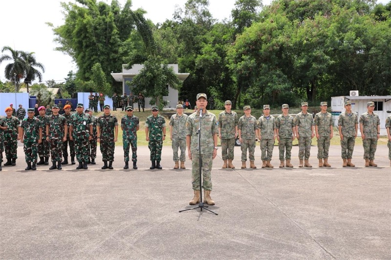 中方參演部隊指揮員在印尼方舉行的歡迎儀式上致辭。龔勝祥 攝