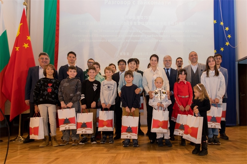 為保加利亞青少年頒發(fā)獎(jiǎng)品。中國駐保加利亞大使館供圖