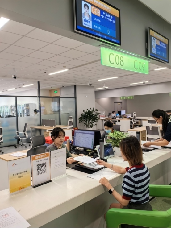 成都高新區(qū)“開辦餐飲店一件事”服務(wù)窗口。成都市市場(chǎng)監(jiān)督管理局供圖
