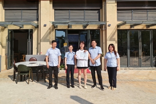 當(dāng)?shù)毓ぷ魅藛T上門為經(jīng)營(yíng)者送來(lái)了證件。蒼溪縣行政審批和數(shù)據(jù)局供圖