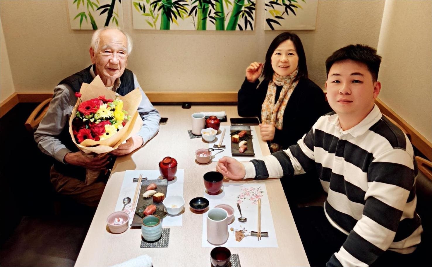 佐佐木俊一與彭林（中）、彭俊霖（右）在一起。