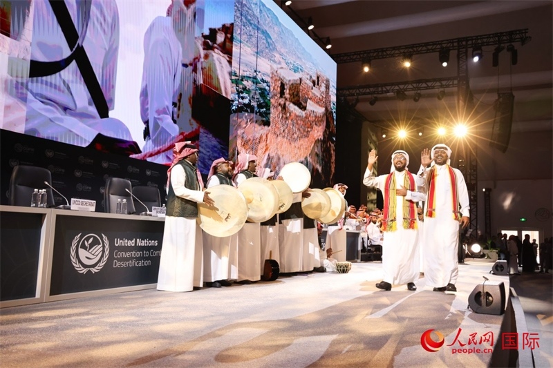 《聯(lián)合國(guó)防治荒漠化公約》第十六次締約方大會(huì)2日開幕。圖為開幕式表演。人民網(wǎng)記者任皓宇攝