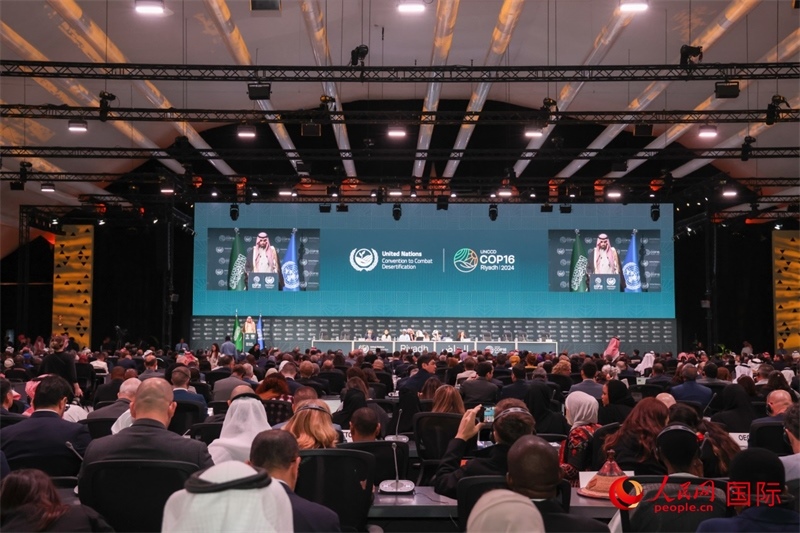 《聯(lián)合國(guó)防治荒漠化公約》第十六次締約方大會(huì)2日開幕。圖為開幕式現(xiàn)場(chǎng)。人民網(wǎng)記者任皓宇攝