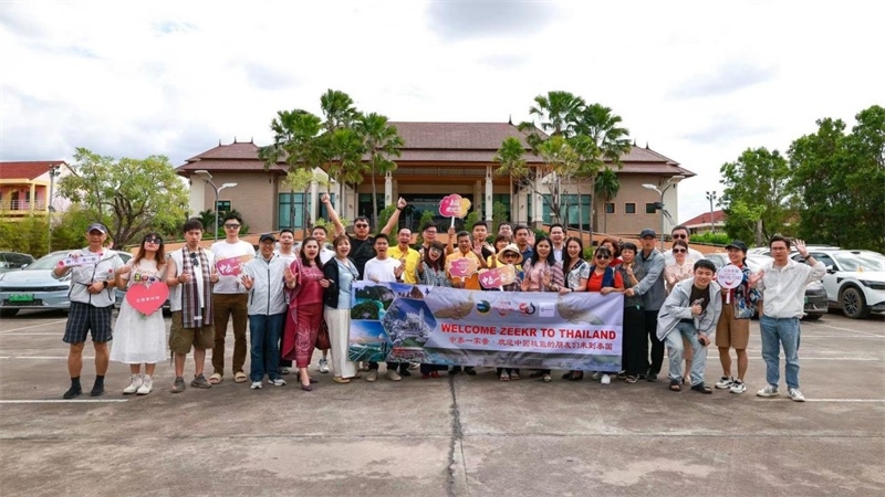 參與活動(dòng)的中國(guó)游客與當(dāng)?shù)靥﹪?guó)人合影?；顒?dòng)主辦方供圖