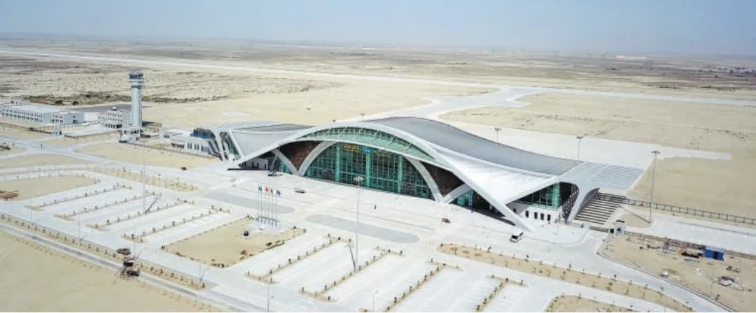 今年10月正式竣工的巴基斯坦瓜達爾新國際機場是中巴經(jīng)濟走廊建設(shè)進一步走向深入的重要標志，有力推動中巴經(jīng)濟走廊建設(shè)成為高質(zhì)量共建“一帶一路”的示范性項目。圖為瓜達爾新國際機場。艾哈邁德·卡邁勒 攝（新華社發(fā)）