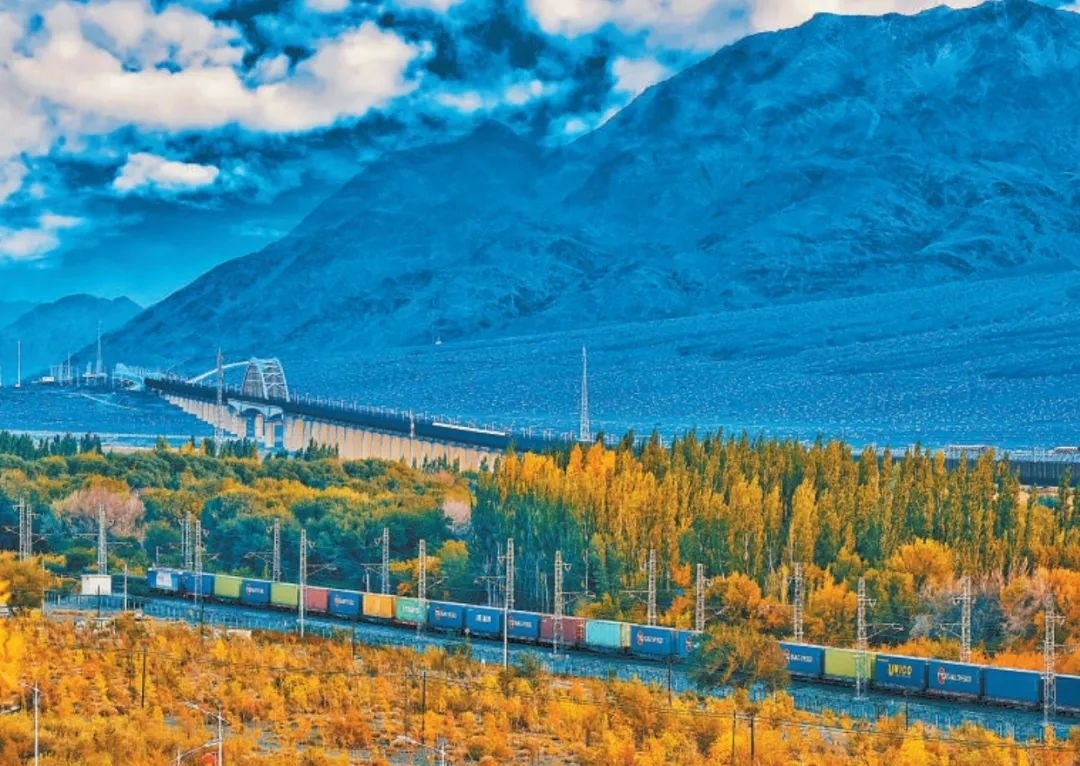 2013年，隨著共建“一帶一路”倡議提出，中歐班列應(yīng)運而生。今年11月20日，第十萬列中歐班列正式出境。截至目前，中歐班列累計運送貨物超1100萬標箱、貨值超4200億美元，貨物品類達53大類5萬余種。圖為中歐班列行駛在新疆烏魯木齊達坂城濕地。擺風亮 攝（新華社發(fā)）