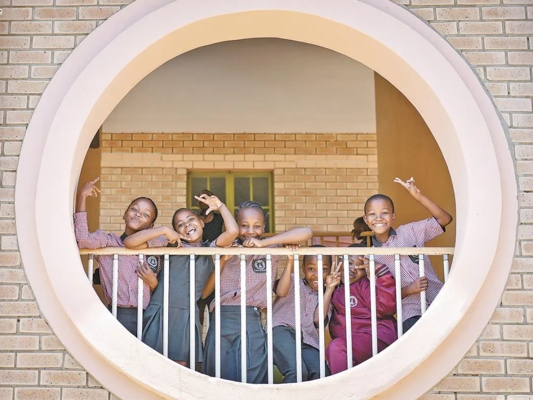 位于博茨瓦納南部的莫帕尼小學是中國援建的現(xiàn)代化學校，當?shù)貎和慕逃龡l件因此得到改善。圖為莫帕尼小學課間休息的學生們。新華社記者 韓旭 攝