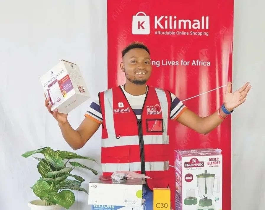 隨著“絲路電商”國際合作深入推進，共建“一帶一路”國家雙多邊數(shù)字貿(mào)易規(guī)則對接不斷強化。借助“絲路電商”合作機制，肯尼亞主播迪克森·恩甘加在當?shù)刂辈ж洝⑼袂?攝（新華社發(fā)）