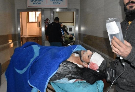 11月29日，在敘利亞阿勒頗，傷者被送往醫(yī)院接受治療。新華社發(fā)