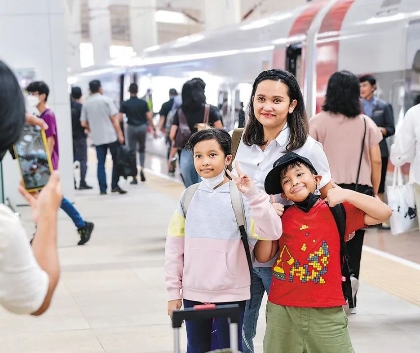 雅萬高鐵是我國在境外完成全過程勘察設(shè)計建設(shè)的首個高鐵項目，于去年10月17日正式開通運營，是中印尼共建“一帶一路”合作的典范。圖為乘客在和雅萬高鐵動車組合影留念。新華社記者 徐欽 攝