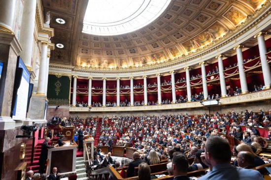 10月1日，法國總理巴尼耶在位于巴黎的法國國民議會發(fā)表演講。新華社發(fā)（杰克·陳攝）