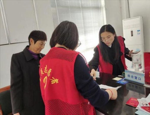 代辦人員為村民辦理醫(yī)保報(bào)銷。 圖片來(lái)源：江蘇南通啟東市數(shù)據(jù)局