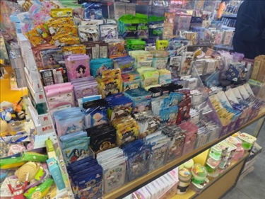 北京某文具店卡牌盲盒柜臺，未設(shè)相關(guān)提醒。人民網(wǎng)記者 黃鈺攝