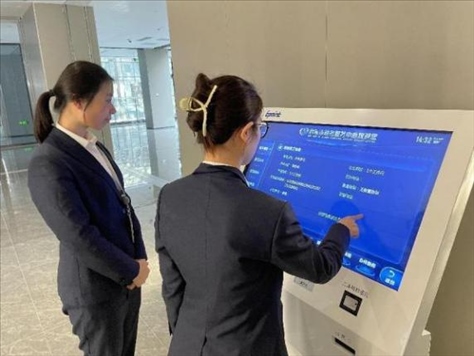 督查專班查看事項(xiàng)覆蓋“全不全”辦事流程“通不通”。 圖片來(lái)源：江蘇南通啟東市數(shù)據(jù)局