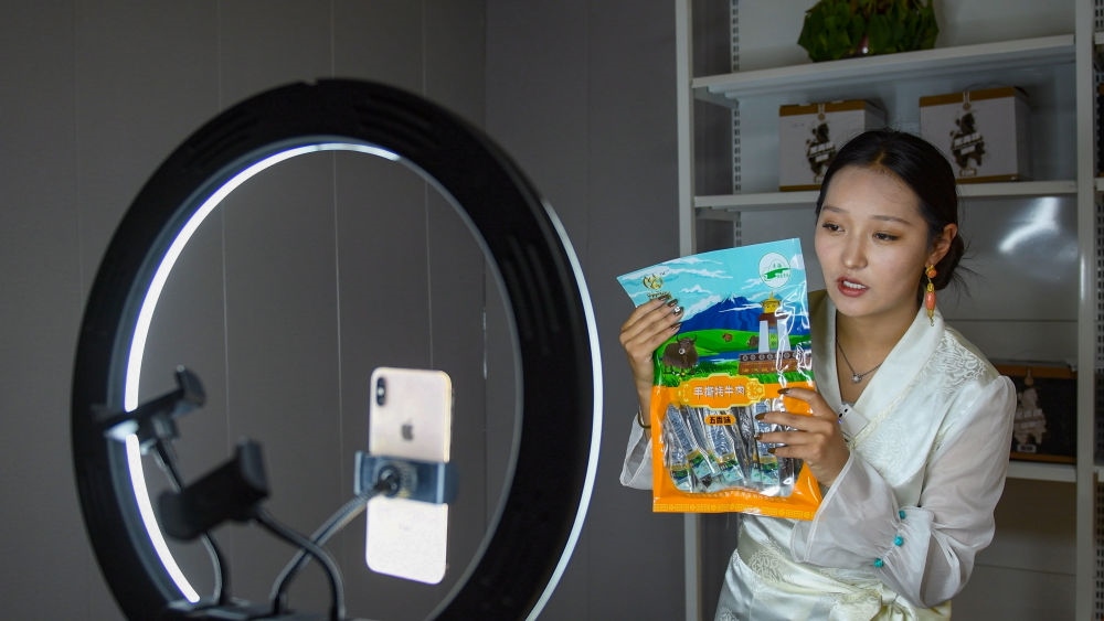 9月24日，果洛藏貢麻村村民多杰吉在進(jìn)行網(wǎng)絡(luò)帶貨直播。（潘彬彬 攝）