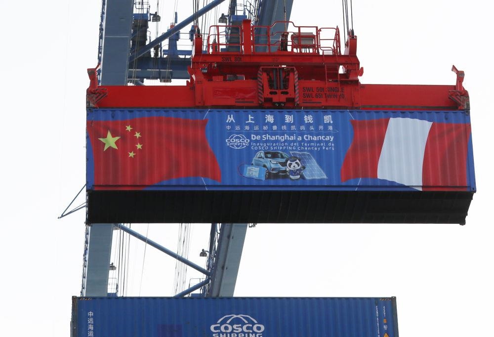 2024年11月14日，在秘魯首都利馬以北的錢(qián)凱港，岸邊智能化設(shè)備吊裝集裝箱。