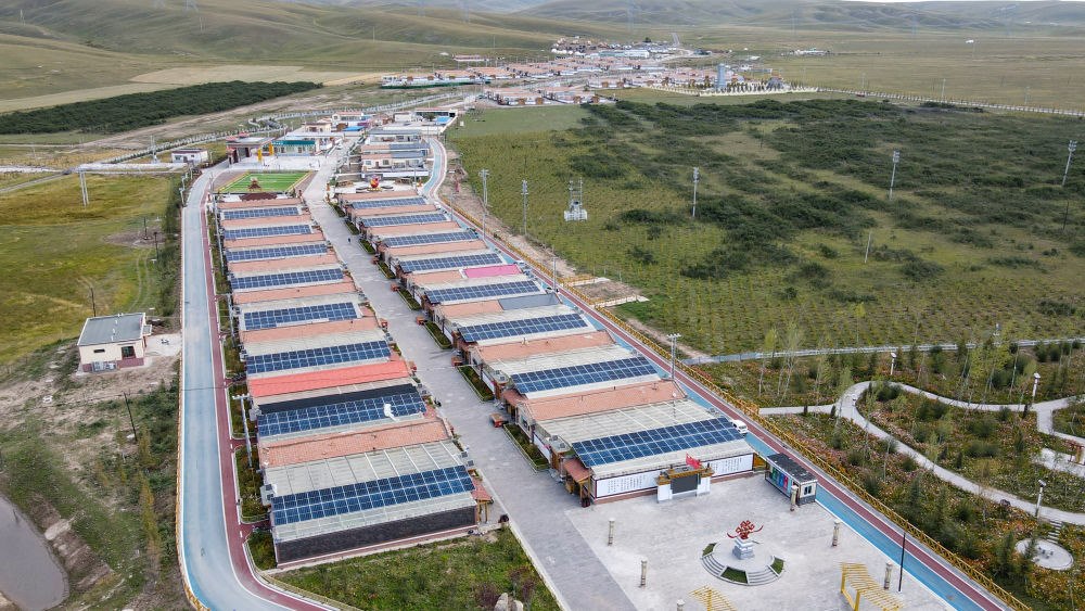 圖為9月24日拍攝的青海省海北藏族自治州剛察縣沙柳河鎮(zhèn)果洛藏貢麻村。（無人機(jī)照片）（潘彬彬 攝）