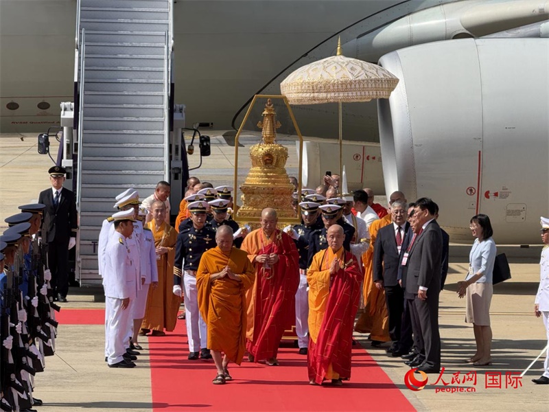 北京靈光寺佛牙舍利抵達(dá)泰國曼谷廊曼軍用機(jī)場。人民網(wǎng)記者章念生攝