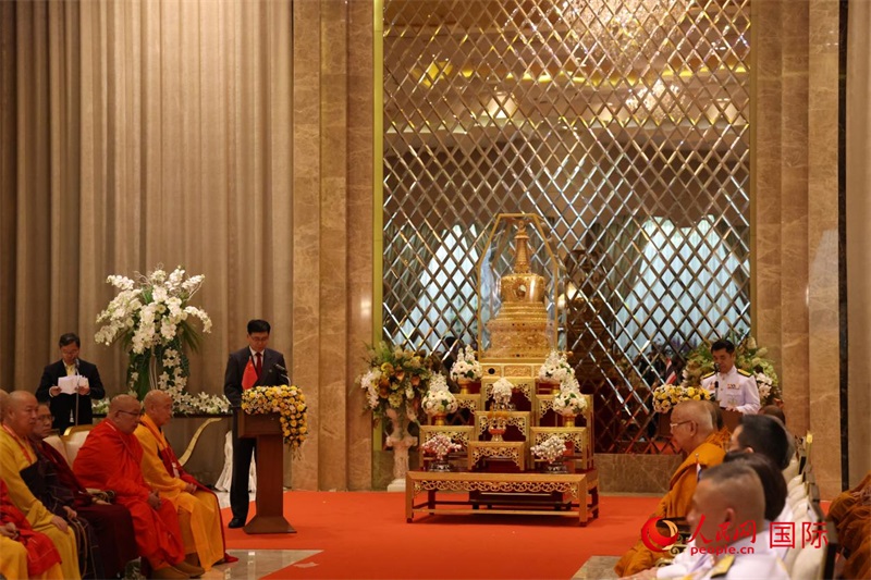 中泰兩國代表在曼谷廊曼軍用機(jī)場舉辦的迎請儀式上致辭。人民網(wǎng)記者楊一攝