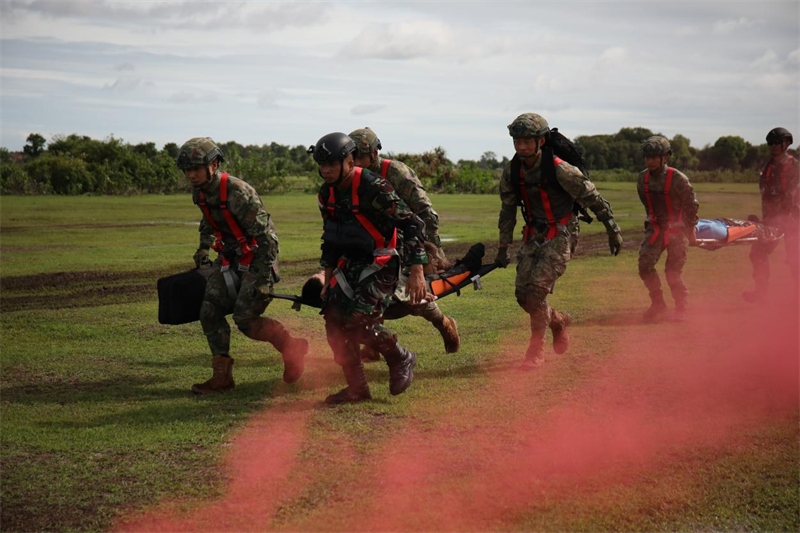 中印尼雙方空降兵隊員空降至指定地域后，迅速展開“傷病員”救治和轉(zhuǎn)移。段江山攝